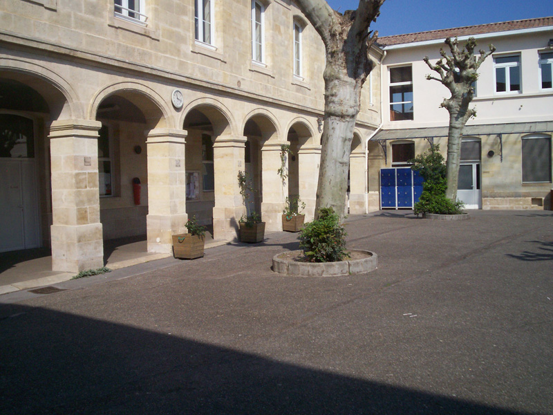 Photo de la cour du collège Léonard Lenoir