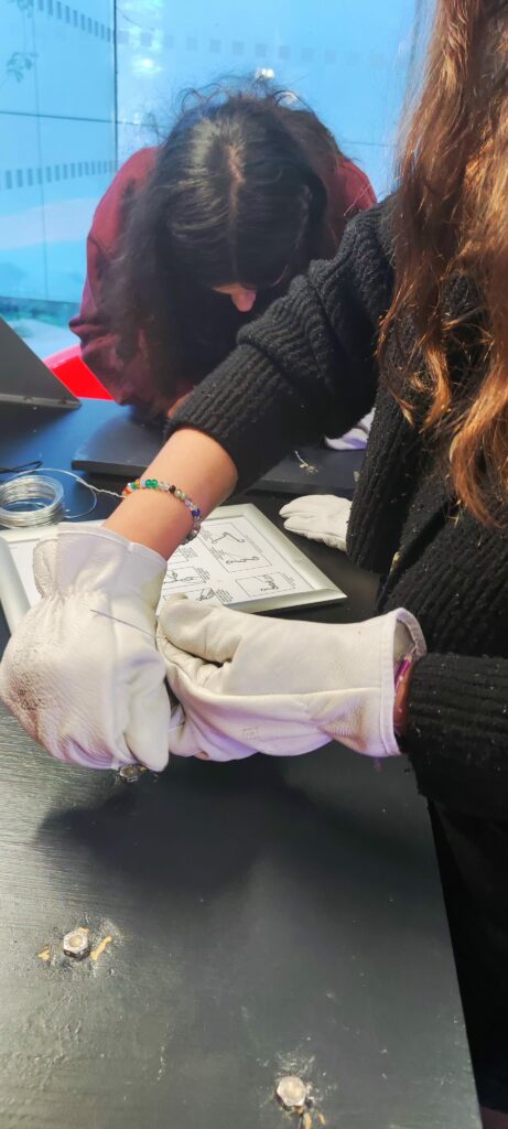 Élèves travaillant avec du fil de fer
