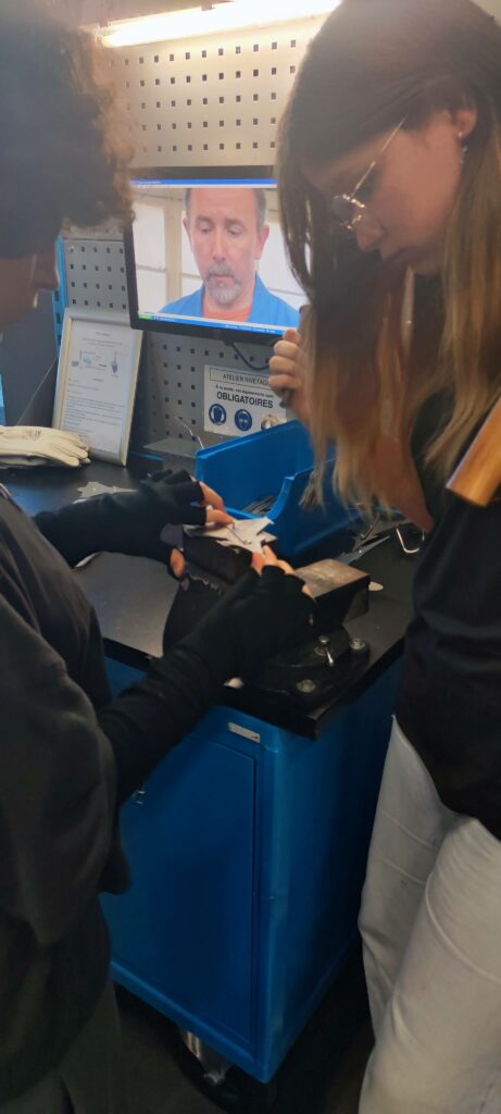 Élèves participant à un atelier de rivetage