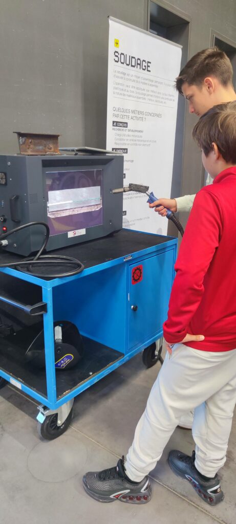 Élèves découvrant l'atelier soudage
