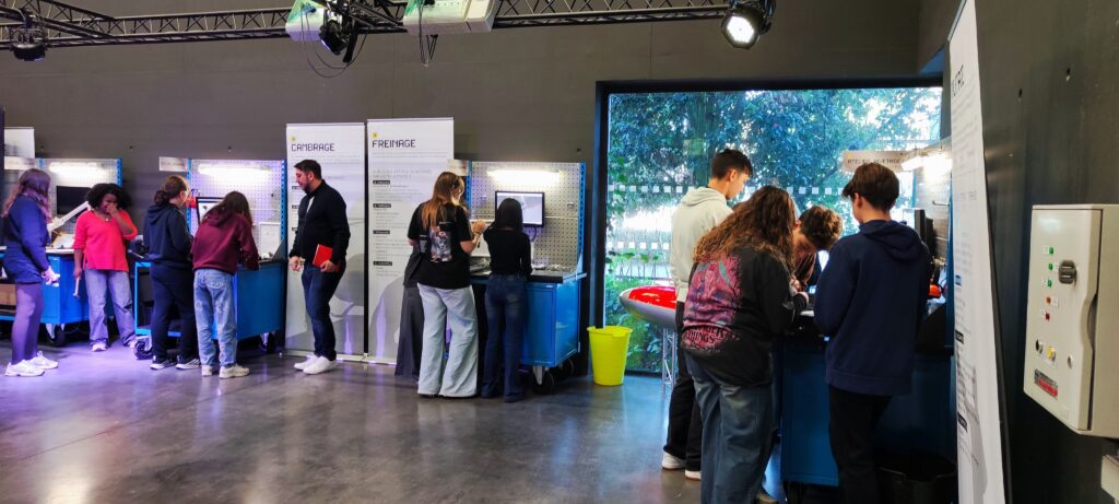 Photo des élèves du parcours avenir participant à différents ateliers.